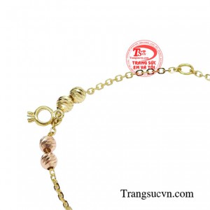 Chiếc lắc tay chứng tỏ cá tính, gu thẩm mỹ tuyệt vời của chủ nhân.