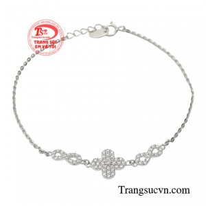 Lắc tay vàng dịu dàng tuy rất nhỏ bé nhưng góp phần to lớn làm tôn lên những nét đẹp của người phụ nữ.