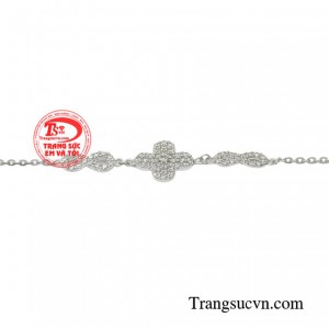 Một phụ nữ xinh đẹp, lịch thiệp luôn biết mình cần gì để thu hút sự chú ý, khẳng định vị trí của mình.