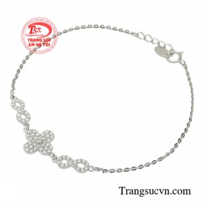 Vẻ sang trọng của bạn được tôn lên không chỉ bằng trang phục tinh tế mà còn từ những món trang sức nhỏ nhắn.