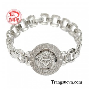 Lắc tay vàng trắng thương hiệu là lựa chọn hoàn hảo dành cho người yêu thích phong cách tự do, phóng khoáng.