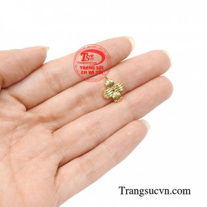 Mặt dây 4 lá hạnh phúc sẽ là món quà mà các bạn nữ đều muốn sở hữu