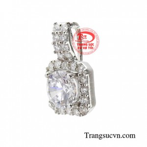 Mặt dây bạc duyên dáng được thiết kế đá cao cấp sáng lấp lánh với kiểu dáng thời trang chắc chắn được các bạn nữ yêu thích