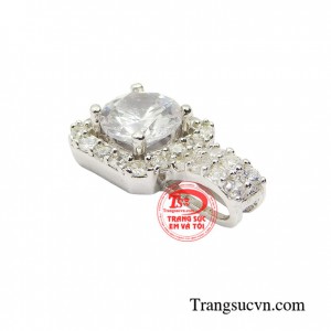 Mặt dây bạc duyên dáng là sự lựa chọn tuyệt vời dành cho những cô nàng yêu thích sự đơn giản mà sang trọng