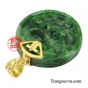 Mặt dây chuyền được chạm khắc hình rồng, là biểu tượng của quyền lực, thể hiện quyền uy nên thích hợp với những người làm việc chính trị, có quyền có chức.