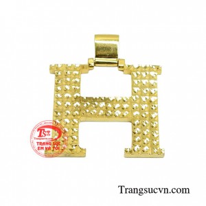 Mặt dây chữ H mạnh mẽ đem đến sự năng động mạnh mẽ cho nam giới