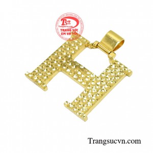 Mặt dây chữ H mạnh mẽ được chế tác từ vàng 18k được phay đẹp tạo cảm giác sang trọng