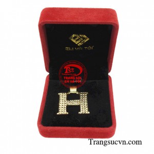 Mặt dây chữ H mạnh mẽ đem đến sự năng động mạnh mẽ cho nam giới