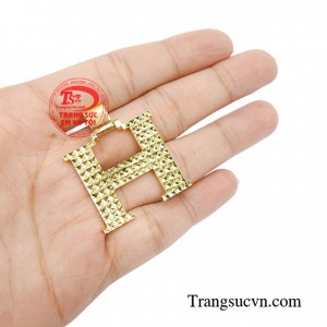 Mặt dây chữ H mạnh mẽ được chế tác từ vàng 18k được phay đẹp tạo cảm giác sang trọng