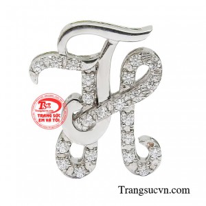 Mặt dây chữ thiết kế đã khéo léo sử dụng chất liệu vàng 10k cùng đá Cz tạo nên những đường nét mềm mại cho sản phẩm.