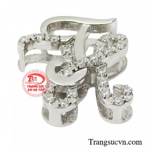 Mặt dây thiết kế với tinh thần cởi mở mang tới diện mạo hiện đại, trẻ trung hơn. 