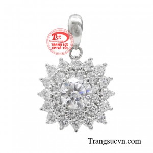 Mặt dây chuyền đài các là món phụ kiện quan trọng luôn đi theo mỗi người trong mọi khoảnh khắc của cuộc sống. 