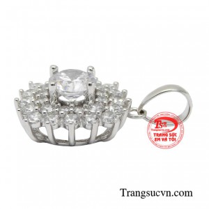 Chính vì thế, bất kể trong hoàn cảnh nào, quý cô cũng cần phải lựa chọn chiếc mặt dây xứng tầm và thật sự khác biệt nếu không muốn bản thân bị đụng hàng.