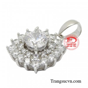 Nếu bạn lựa chọn sử dụng chiếc mặt dây chuyền này thì chắc chắn bạn có con mắt thẩm mỹ vô cùng tinh tế. 