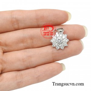 Bạn nên sở hữu cho mình chiếc mặt dây chuyền kiều diễm để giúp tăng thêm sự tự tin và tỏa sáng. 