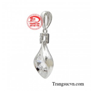 Ngoài việc sở hữu vẻ đẹp thuần khiết, mong manh thì chiếc mặt dây này còn gây ấn tượng bởi vẻ đẹp ngọt ngào của người con gái dịu hiền. 