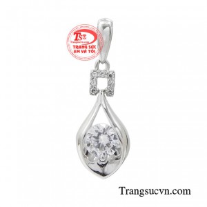 Mặt dây chuyền nữ sương mai mang dáng dấp của người phụ nữ có vẻ đẹp trong trẻo dịu dàng. 