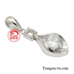 Nếu bạn là người biết thưởng thức vẻ đẹp lộng lẫy thì chắc chắn không thể bỏ qua chiếc mặt dây yêu kiều này. 