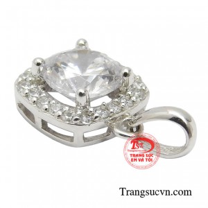 Chị em hoàn toàn có thể xây dựng phong cách trẻ trung và thời thượng, nhưng vẫn đảm bảo được nét thanh lịch với món trang sức này.