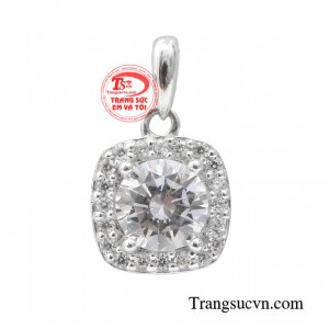 Mặt dây chuyền thanh nhã dành riêng cho các cô gái mong ước hướng đến sự trưởng thành, thanh lịch, nhưng vẫn giữ được nét trẻ trung. 