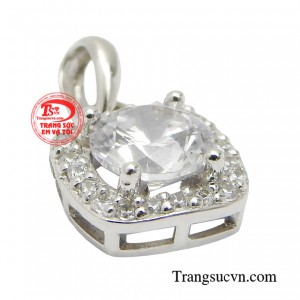 Thay vào đó là diện mạo thanh tú chuẩn mực của một quý cô.