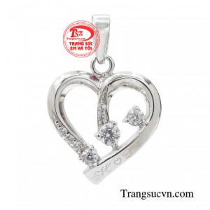 Mặt dây chuyền trái tim đong đầy gây ấn tượng với thiết kế ngọt ngào trẻ trung. 
