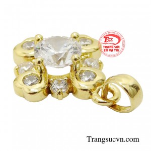 Món trang sức thực sự lấp lánh, thu hút và vẫn giữ được nét sang trọng, tinh tế.