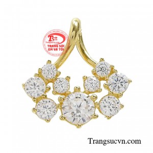 Mặt dây chuyền vàng nữ tính luôn tạo được những điểm nhấn bởi sự kết hợp tinh xảo và xử lý chất liệu một cách khéo léo. 