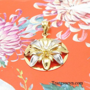 Mặt dây đài các được chế tác từ vàng 18k của Ý sáng bóng và bền màu