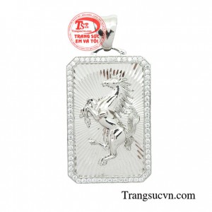 Mặt dây nam phi mã vàng trắng sang trọng, trẻ trung đang là xu hướng của giới trẻ trong năm nay