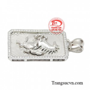 Mặt dây được chế tác hình ngựa tượng trưng cho một khởi đầu thuận lợi, suôn sẻ và tràn đầy may mắn