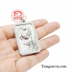 Mặt dây được chế tác hình ngựa tượng trưng cho một khởi đầu thuận lợi, suôn sẻ và tràn đầy may mắn
