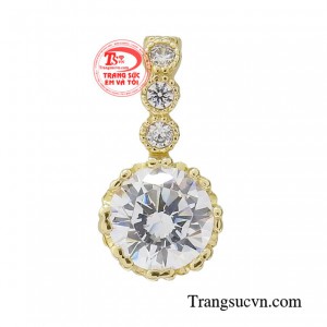 Mặt dây nữ vàng tỏa sáng là một món trang sức cơ bản cần nhất cho phong cách thời trang pha chút lãng mạn ngọt ngào. 