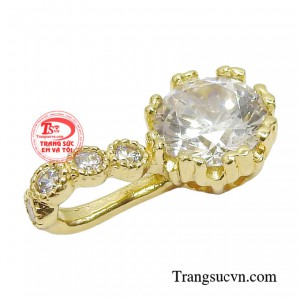 Tùy sở thích, mỗi người có thể tùy chọn cho mình những bộ trang phục sao cho phù hợp với chiếc mặt dây để tăng thêm vẻ đẹp nữ tính, duyên dáng. 