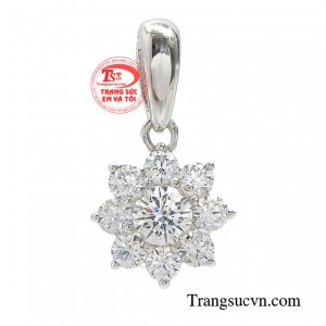 Mặt dây quý cô thanh lịch trở thành cứu cánh giúp các chị em dễ dàng kết hợp được với nhiều kiểu trang phục. 