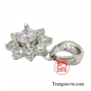 Chiếc mặt dây luôn gây được ấn tượng với phái đẹp bởi vẻ bề ngoài nhẹ nhàng, tinh xảo.