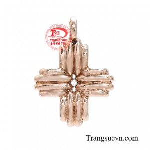 Mặt dây quyến rũ vàng hồng mang thiết kế thể hiện vẻ đẹp đa chiều của những quý cô đương đại. 