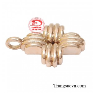 Chiếc mặt dây vàng hồng giúp việc lựa chọn trang phục hằng ngày của nàng trở nên dễ dàng và là ngôn ngữ hoàn hảo truyền đi tiếng nói của phái đẹp về sự tự tin, giỏi giang và bản lĩnh. 