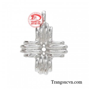Mặt dây quyến rũ vàng trắng tạo dấu ấn riêng cho chị em phụ nữ.