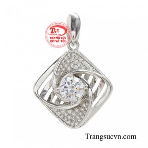 Mặt dây thời trang cá tính giúp chị em thăng hạng sắc đẹp. 