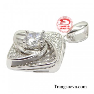 Đặc quyền của phái đẹp đó là dù ở bất cứ độ tuổi nào cũng luôn xuất hiện một cách lung linh, xinh đẹp nhất. 