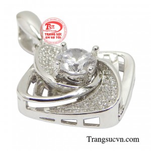 Chiếc mặt dây đem lại vẻ đẹp thanh lịch, sang trọng và cuốn hút giúp các quý cô toát lên thần thái sang chảnh.