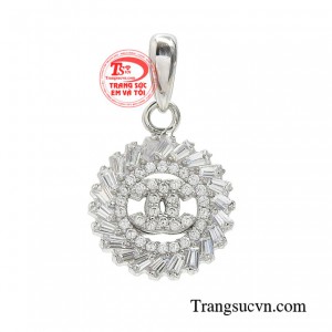 Mặt dây thời trang cao cấp sáng lấp lánh sẽ giúp quý cô trở thành một người nổi bật nhất trong mọi bữa tiệc cũng như các dịp quan trọng.