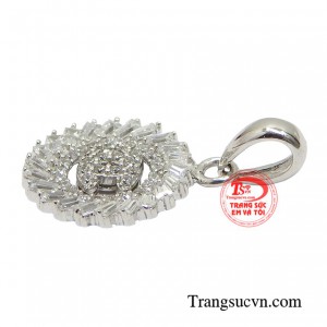 Nếu bạn đang tìm một mẫu mặt dây đơn giản mà vẫn toát lên vẻ tinh tế, sang chảnh thì ngần ngại gì mà không lựa chọn ngay món trang sức này.