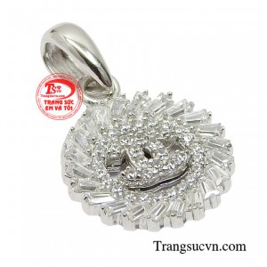 Đây quả là một món trang sức cao quý tô điểm thêm vẻ yêu kiều và sang trọng cho các quý cô.