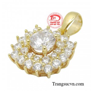 Với chất liệu vàng tinh xảo khiến tổng thể hài hòa, tối giản nhưng lại giúp phái đẹp tăng điểm thanh lịch, sang trọng và thu hút. 