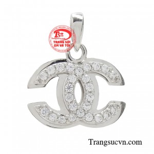 Mặt dây thời trang hàng hiệu trở thành một xu hướng được nhiều chị em lựa chọn. 