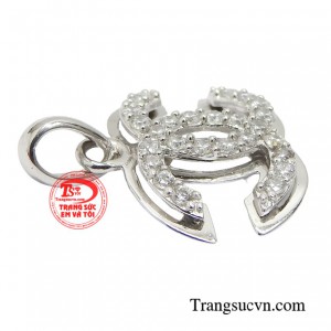 Đây là món trang sức không thể thiếu đối với quý cô, chúng giúp tôn lên dáng vẻ thanh lịch, đồng thời thể hiện được nét khí chất. 