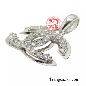 Chiếc mặt dây mang đến sự sang trọng, quý phái thu hút mọi ánh nhìn.