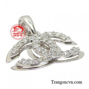 Đây là món trang sức không thể thiếu đối với quý cô, chúng giúp tôn lên dáng vẻ thanh lịch, đồng thời thể hiện được nét khí chất. 